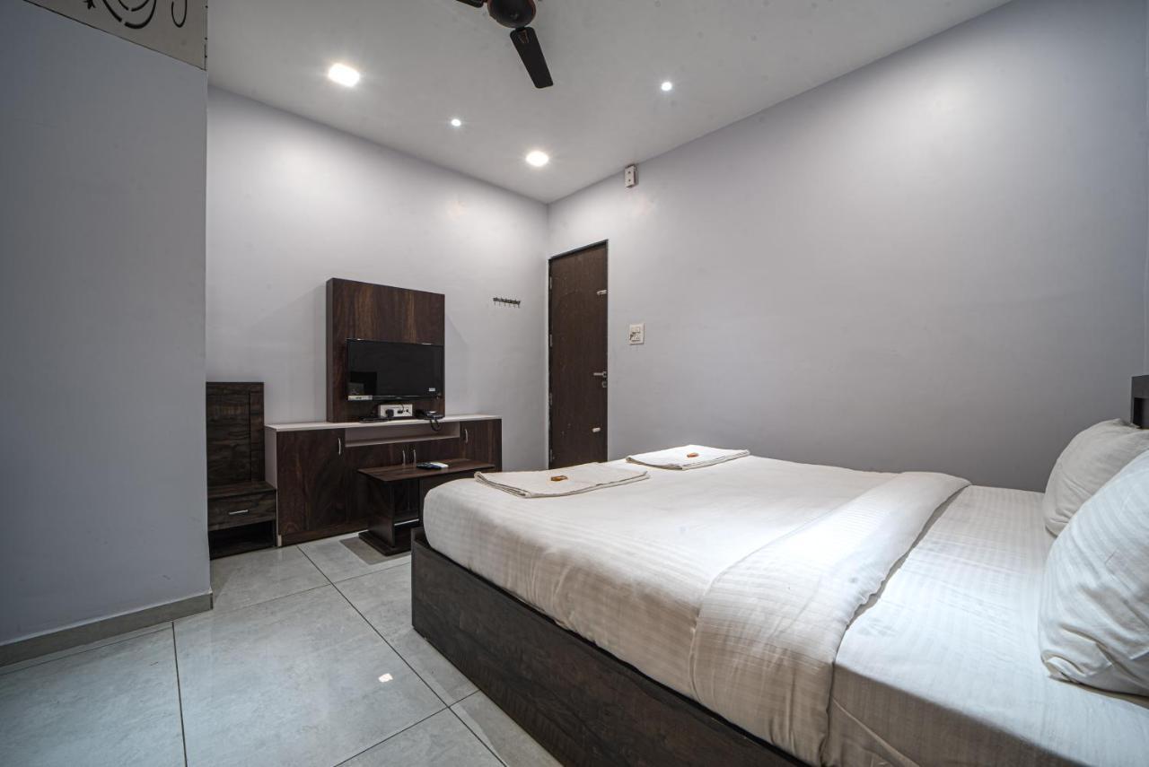 Hotel Saheb โกลฮาปูร์ ภายนอก รูปภาพ