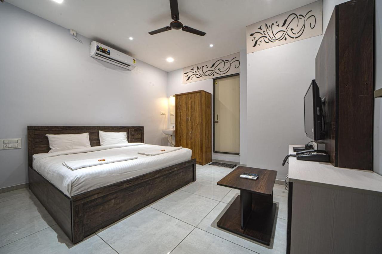 Hotel Saheb โกลฮาปูร์ ภายนอก รูปภาพ